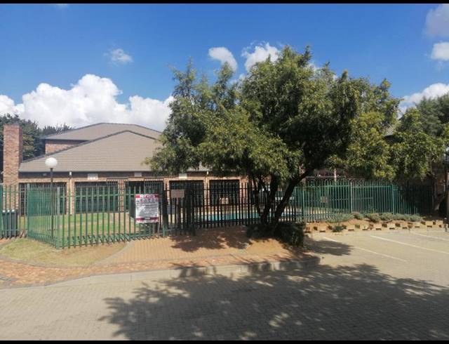 2 BEDROOM TOWNHOUSE FOR SALE IN SONNEVELD